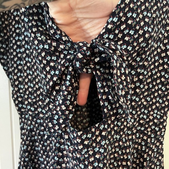 Alythea Ditsy Floral Flutter Sleeve Tie Front Cut Out V-neck Romper Split Back M - Picture 5 of 12